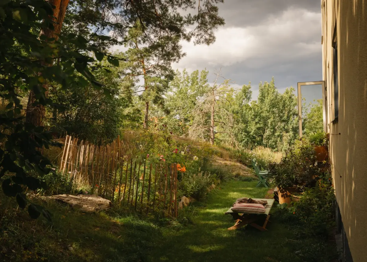 A Pink 1930s Studio Apartment with a Lovely Private Garden 22 garden4