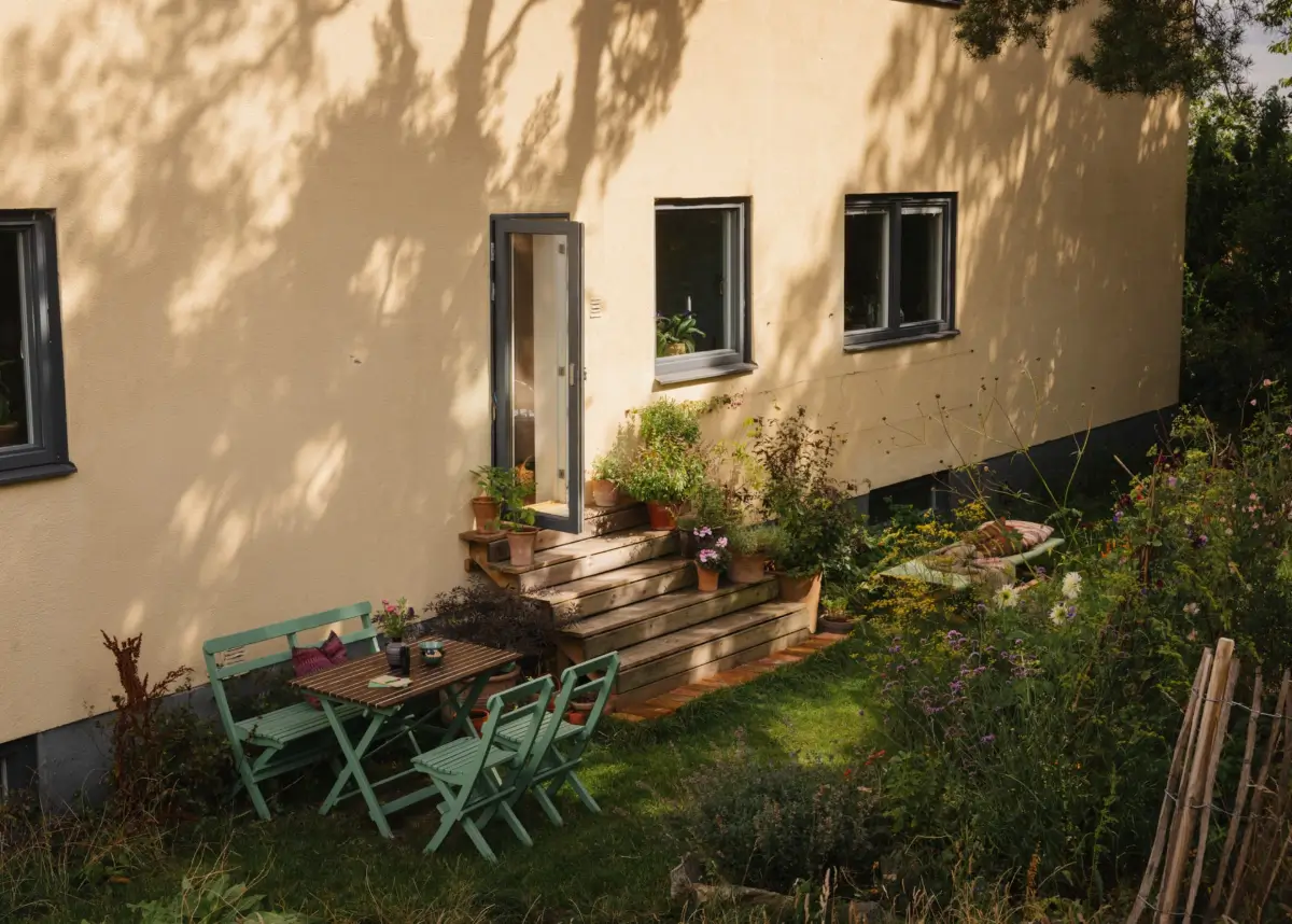 A Pink 1930s Studio Apartment with a Lovely Private Garden 20 garden6