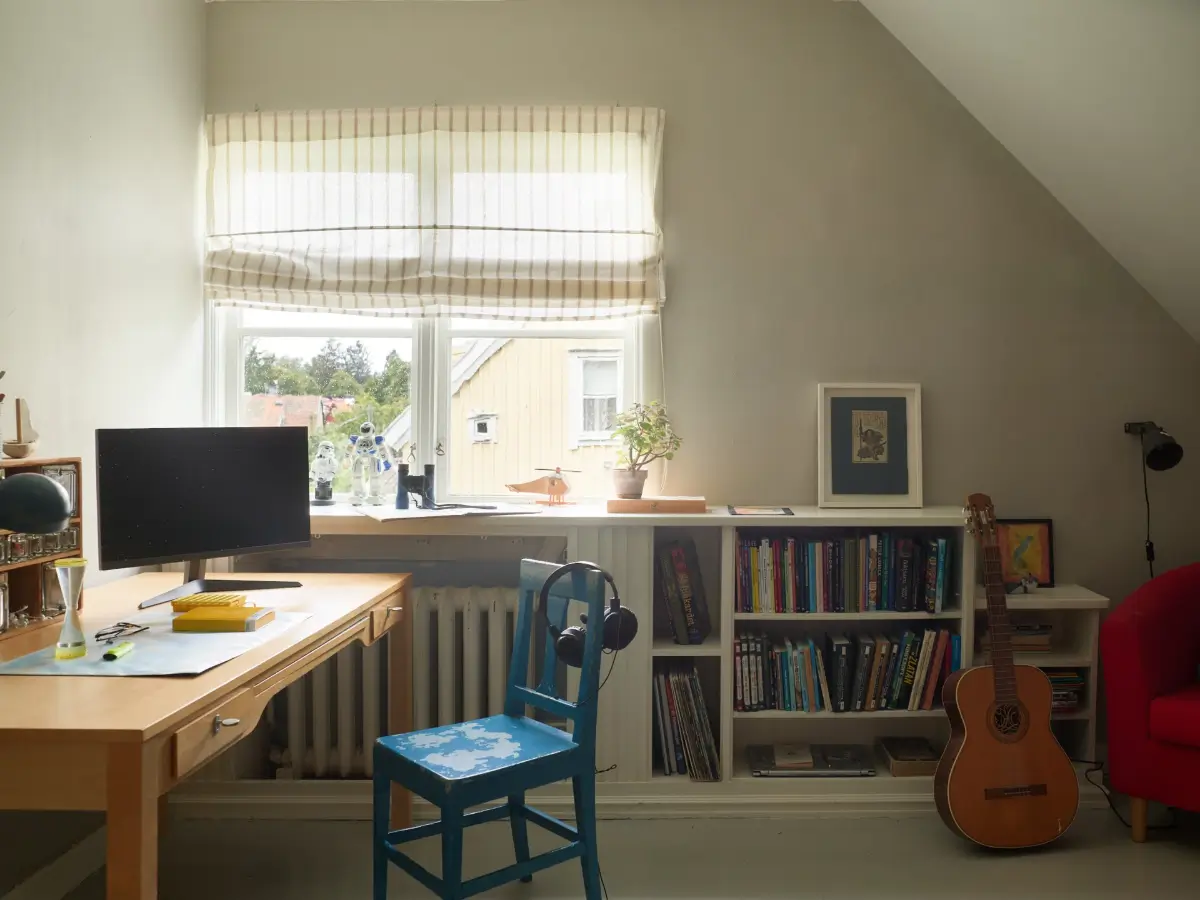 A Well-Preserved 1920s House with a Green Kitchen in Stockholm 20 gray bedroom wooden desk