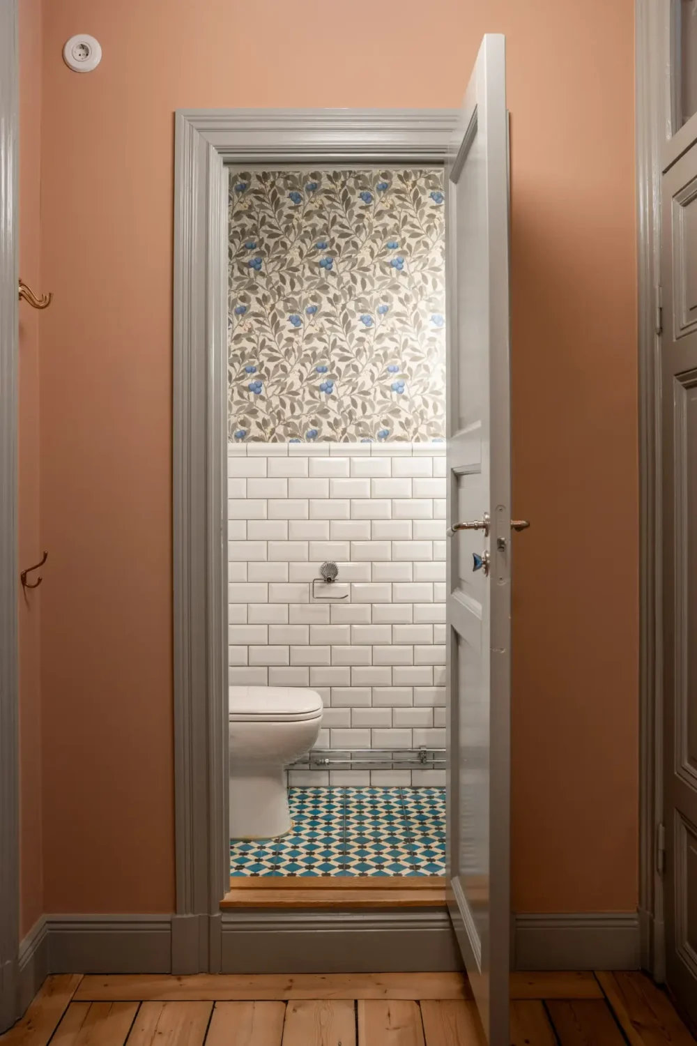 Historic Elegance and a French-Style Kitchen and Bathroom in a Stockholm Apartment 39 guest toilet