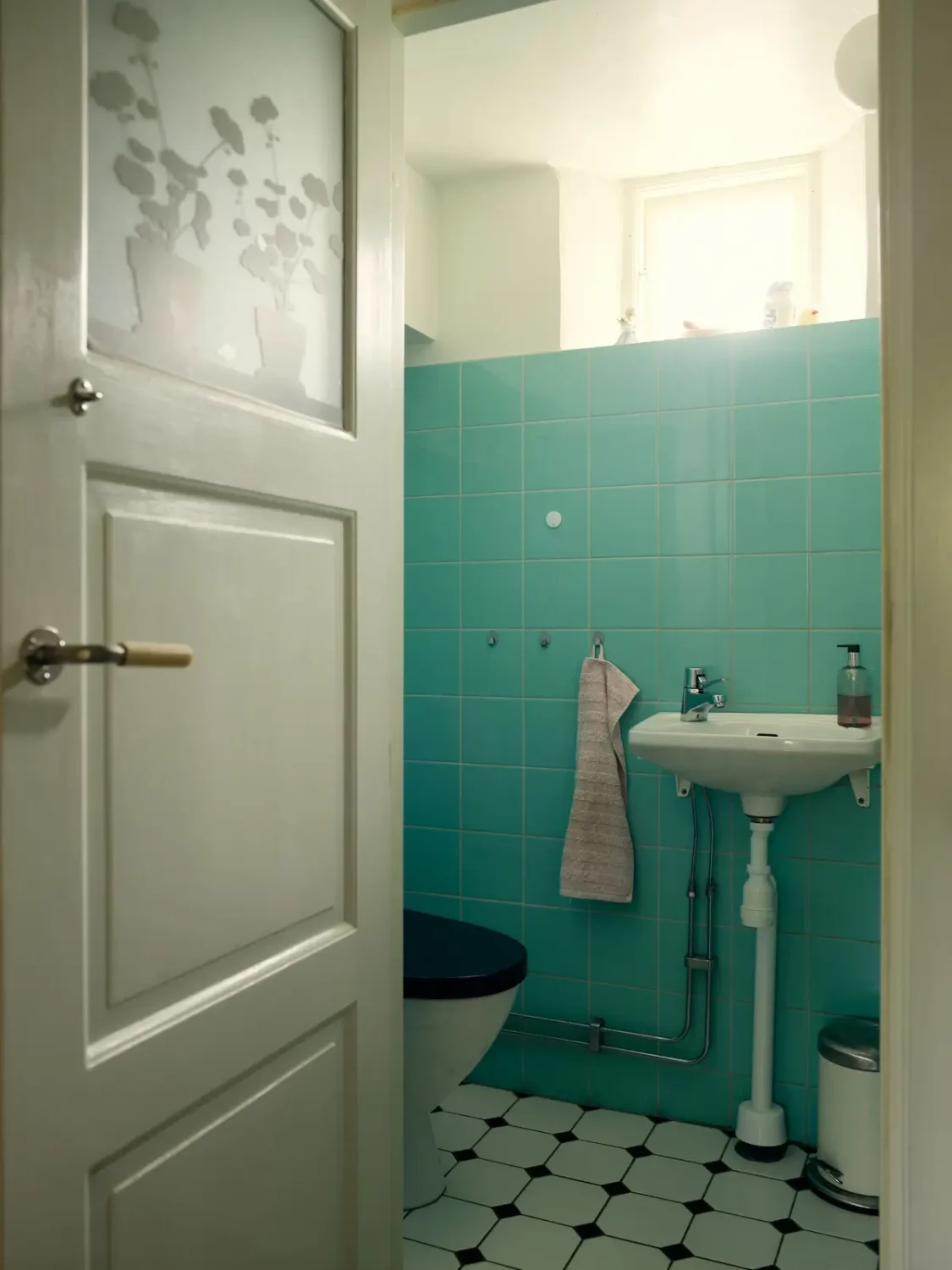 A Cheerful Color Palette in an Early 20th Century Villa in Stockholm 32 guest toilet