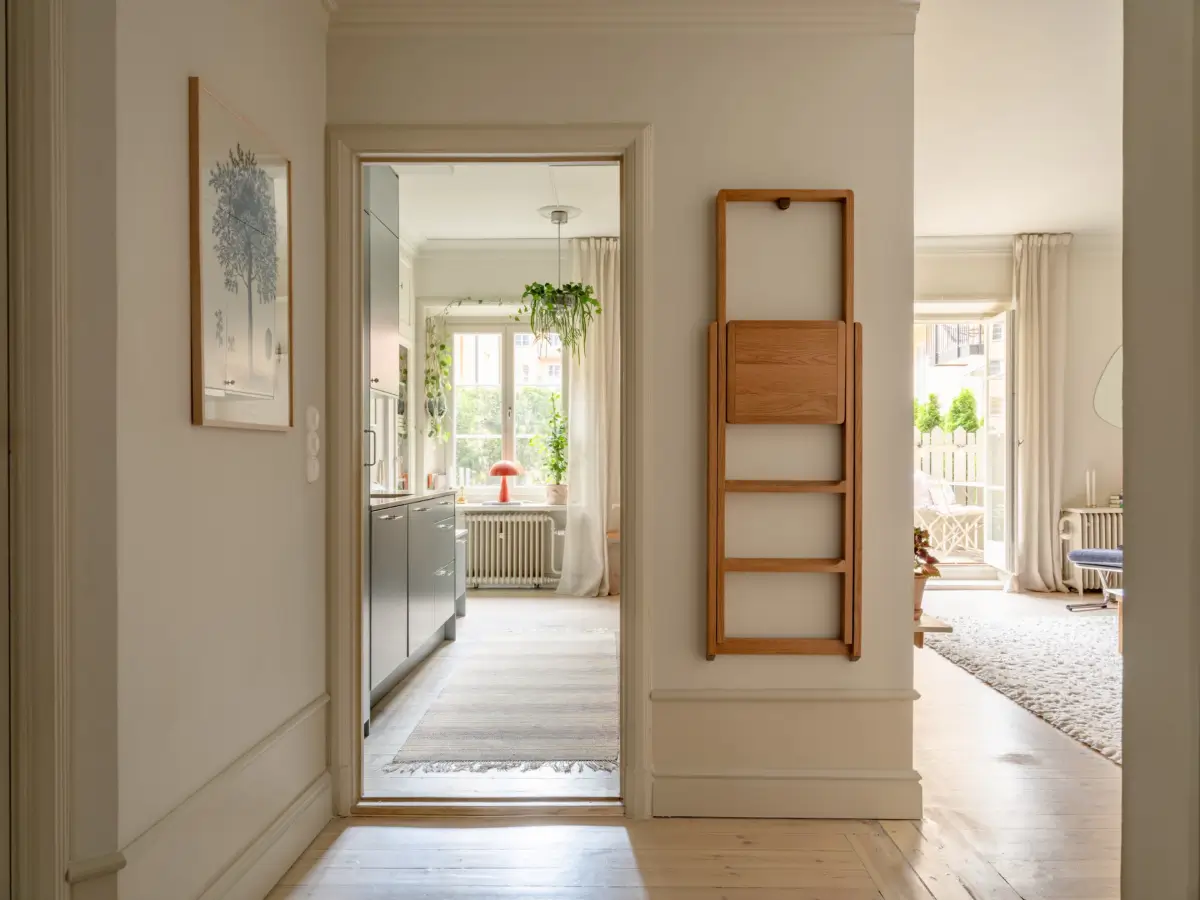 A Light Color Palette and a Charming Private Patio in a Stockholm Apartment 20 hall