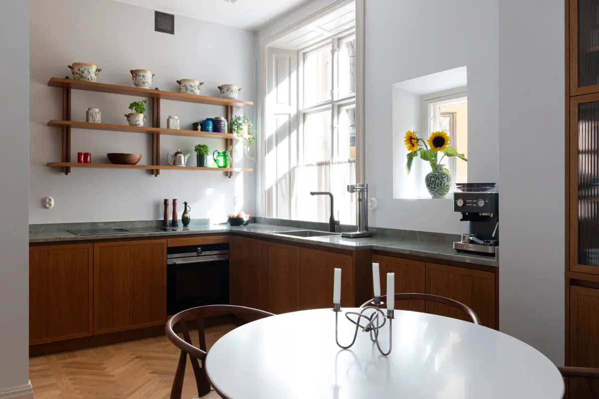 A Luxurious Family Apartment with a Dramatic Black Bathroom 7 kitchen light blue walls round table