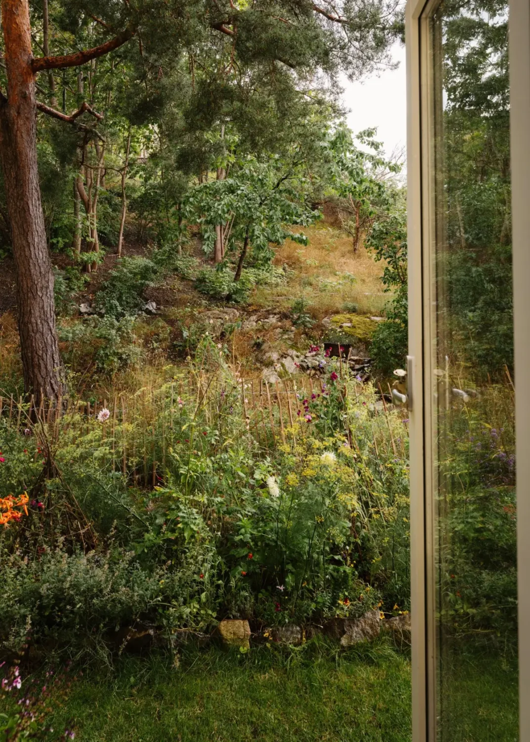 A Pink 1930s Studio Apartment with a Lovely Private Garden 17 kitchen window view