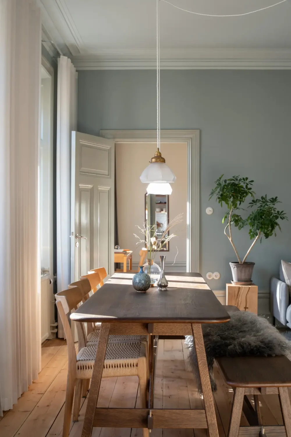 Historic Elegance and a French-Style Kitchen and Bathroom in a Stockholm Apartment 8 large dining table nordroom
