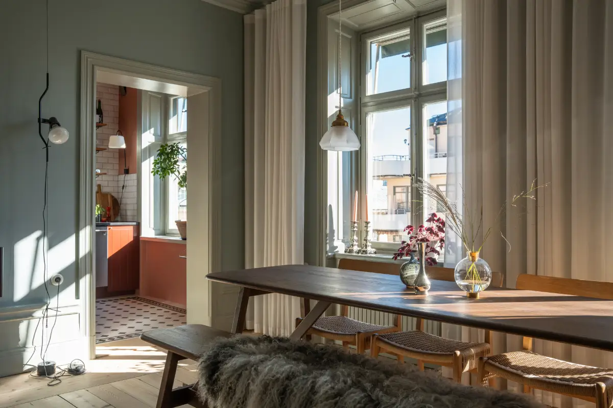 Historic Elegance and a French-Style Kitchen and Bathroom in a Stockholm Apartment 13 large wooden dining table