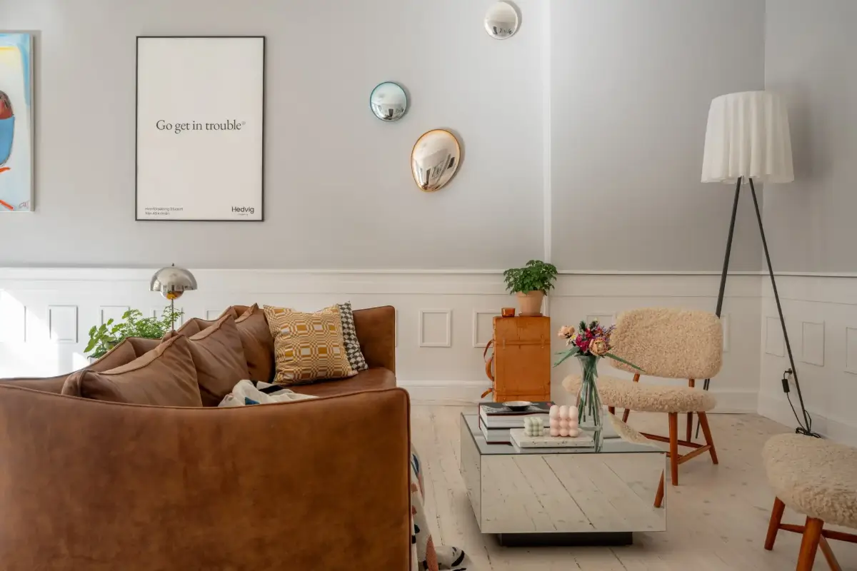 A Light Turn-of-the-Century Apartment with a Blue Kitchen 2 leather sofa scandi living room