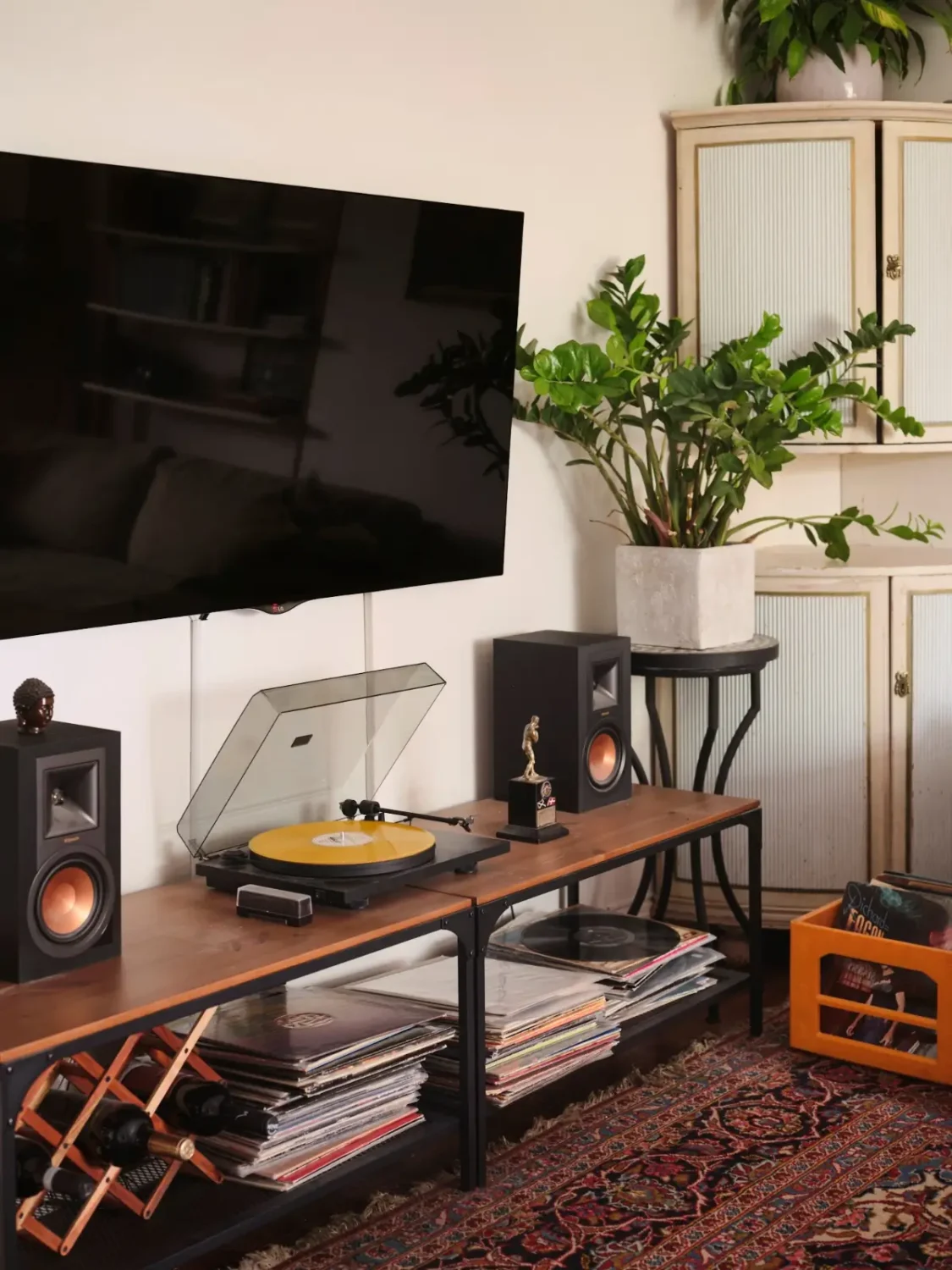 Exposed Beams and Dark-Stained Floorboards in a Cozy Attic Apartment 4 living room detail