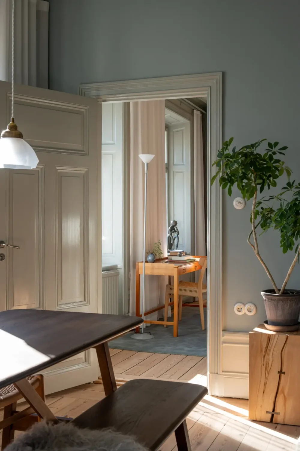 Historic Elegance and a French-Style Kitchen and Bathroom in a Stockholm Apartment 23 living room detail