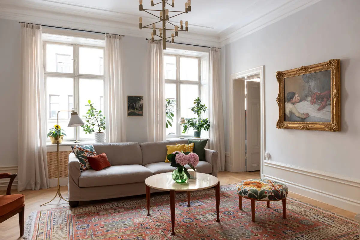 A Luxurious Family Apartment with a Dramatic Black Bathroom 3 living room large rug