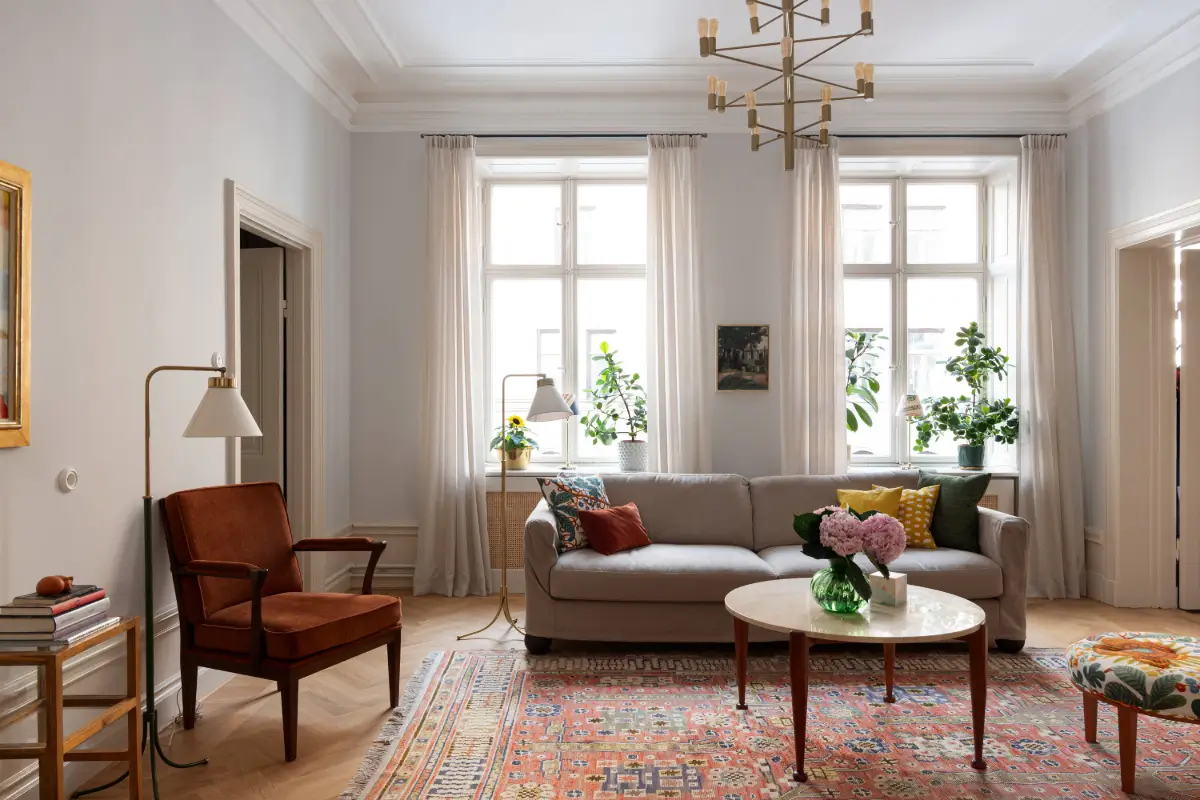 A Luxurious Family Apartment with a Dramatic Black Bathroom 1 living room light blue walls large rug