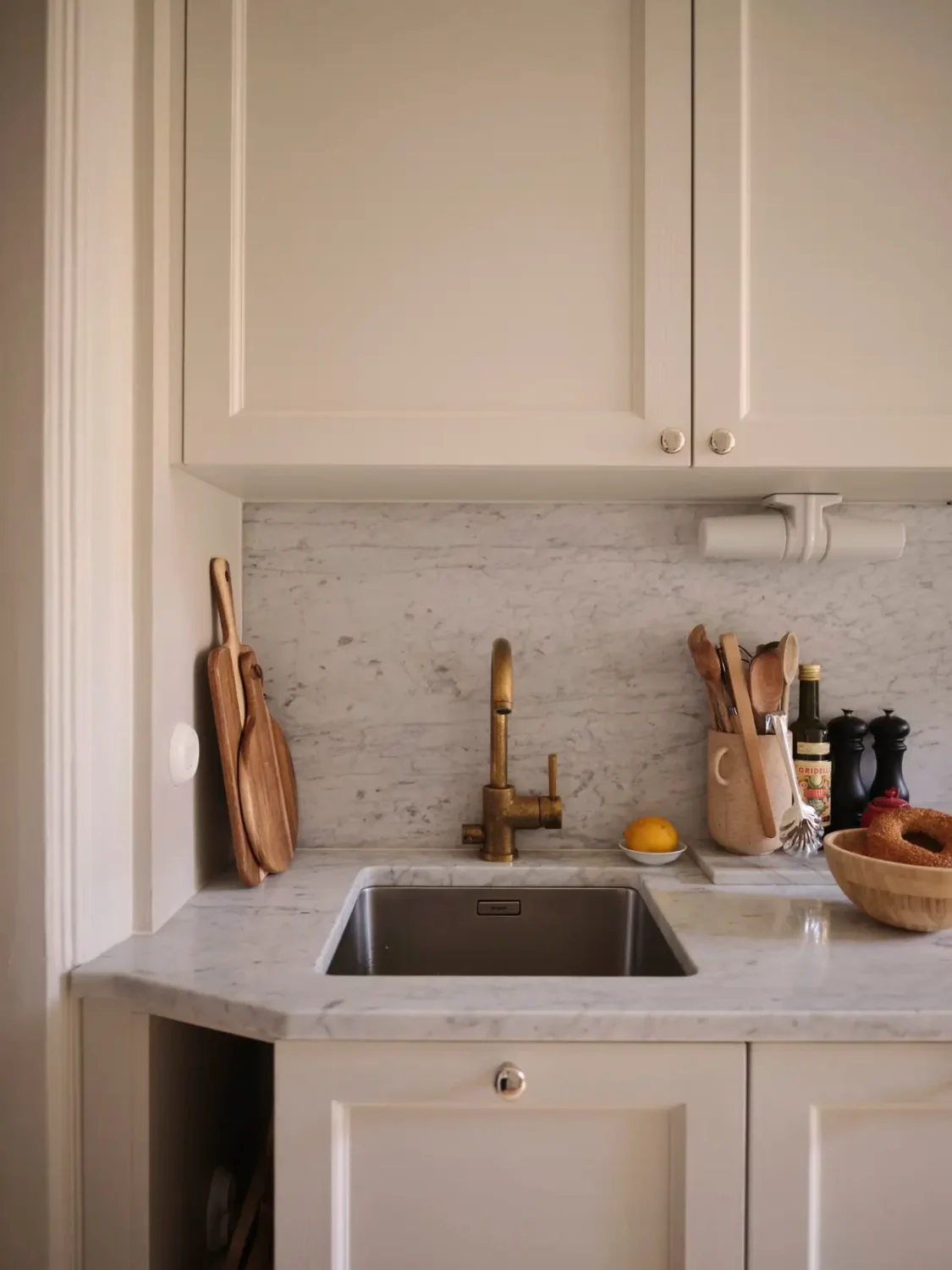 A Serene, Light-Colored Scandinavian Apartment 15 livingserene-light-scandinavian-apartment-nordroom17room large windows dark blue walls