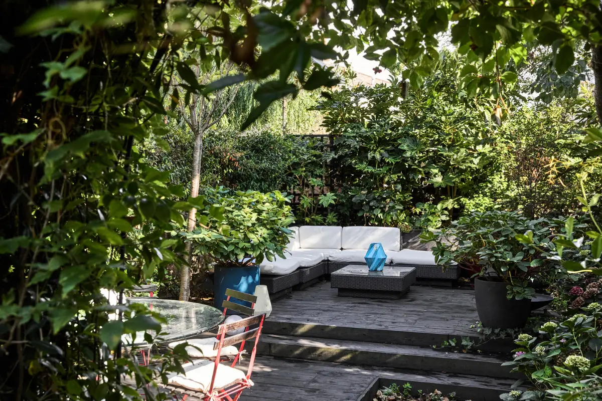 Victorian Grandeur Meets Modern Design in a Camden Square Townhouse 33 lounge area city garden