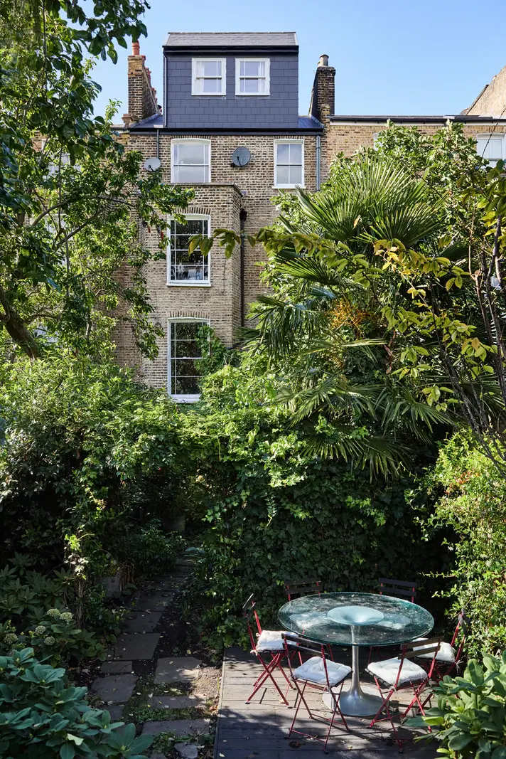 Victorian Grandeur Meets Modern Design in a Camden Square Townhouse 35 lush city garden