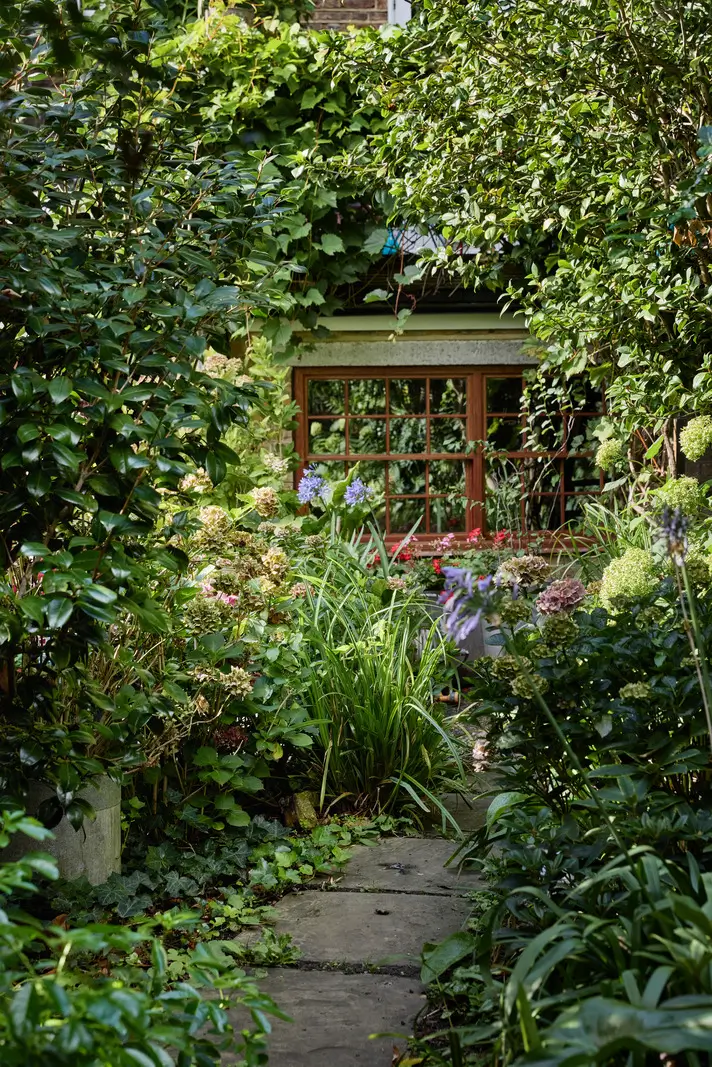 Victorian Grandeur Meets Modern Design in a Camden Square Townhouse 31 lush garden