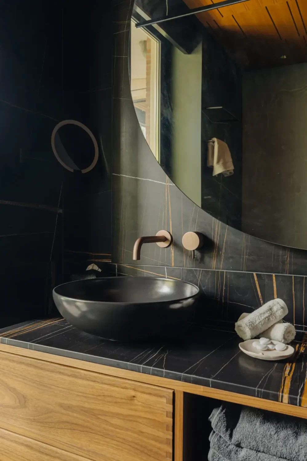 A Luxurious Apartment in an Exclusive Amsterdam Location 13 luxurious-apartment-amsterdam10