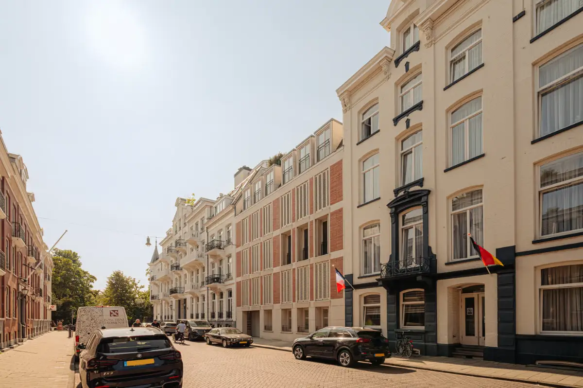 A Luxurious Apartment in an Exclusive Amsterdam Location 28 luxurious-apartment-amsterdam30