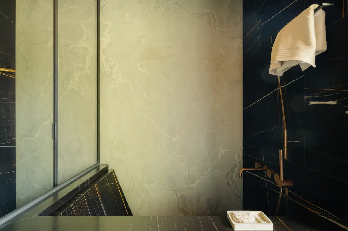 A Luxurious Apartment in an Exclusive Amsterdam Location 15 luxurious-apartment-amsterdam9