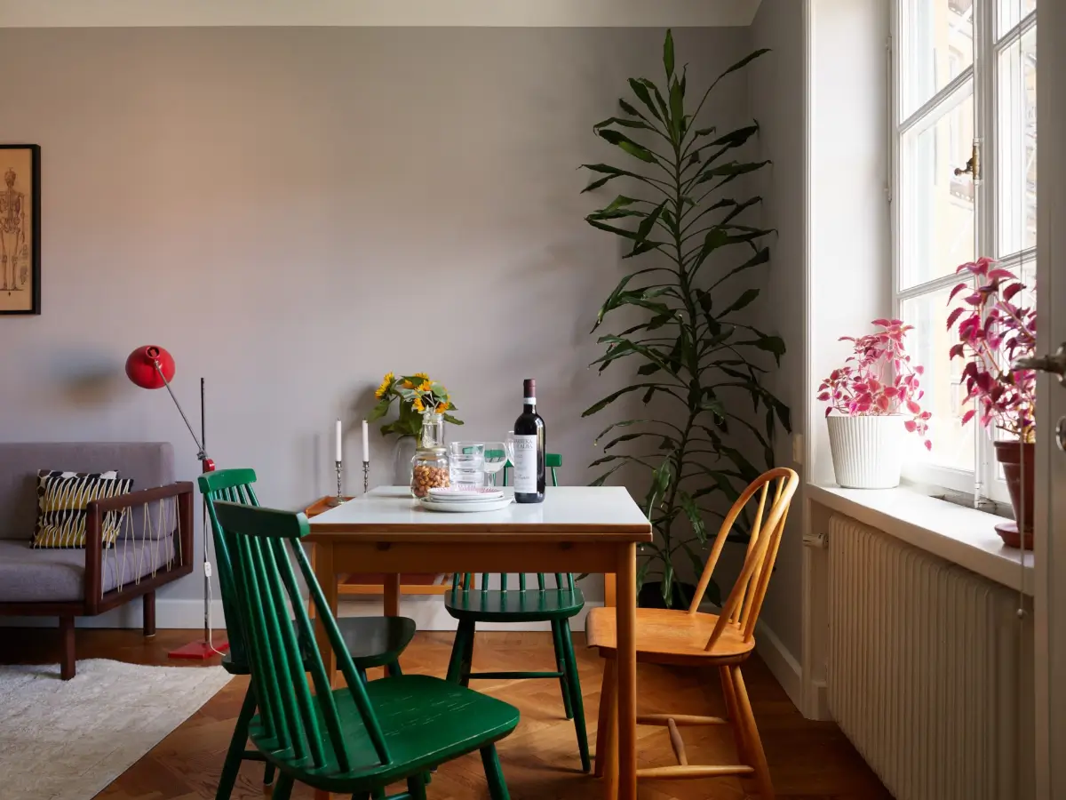 Midcentury Furniture & a Dark Blue Bedroom in a 1930s Apartment 5 midcentury dining table