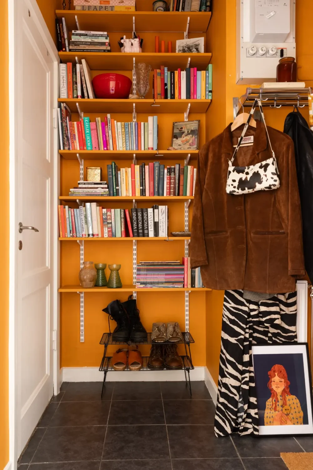 A Warm Beige Studio Apartment with a Butter-Yellow Kitchen 23 ochre hall with bookshelves