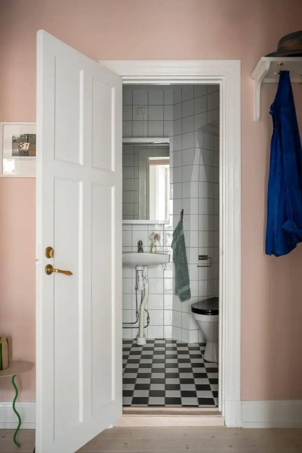 A Light Turn-of-the-Century Apartment with a Blue Kitchen 24 c