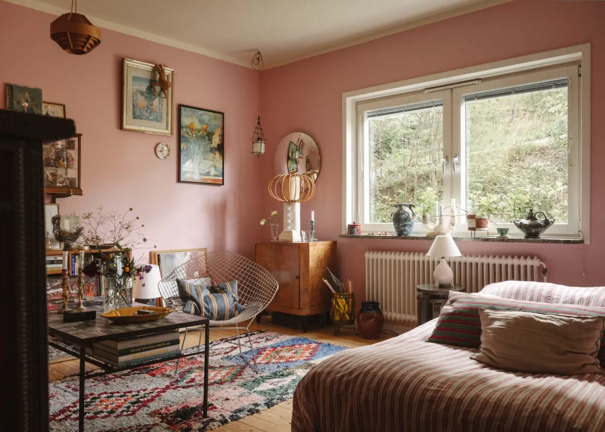 Best of 2025: Studio & Loft Apartments 14 pink studio apartment