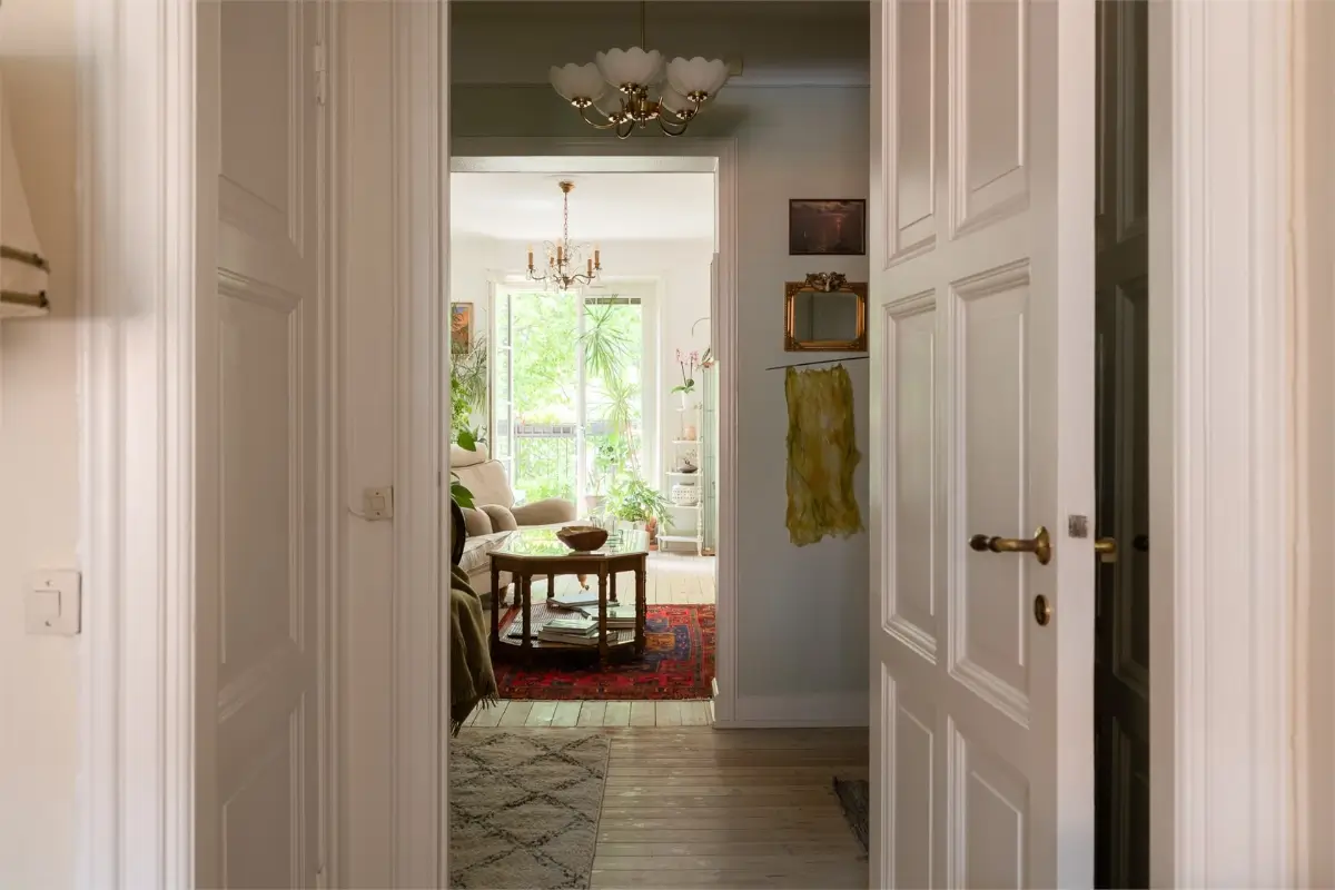 Plants and Antiques in a Spacious Stockholm Apartment 25 plant-filled swedish apartment1