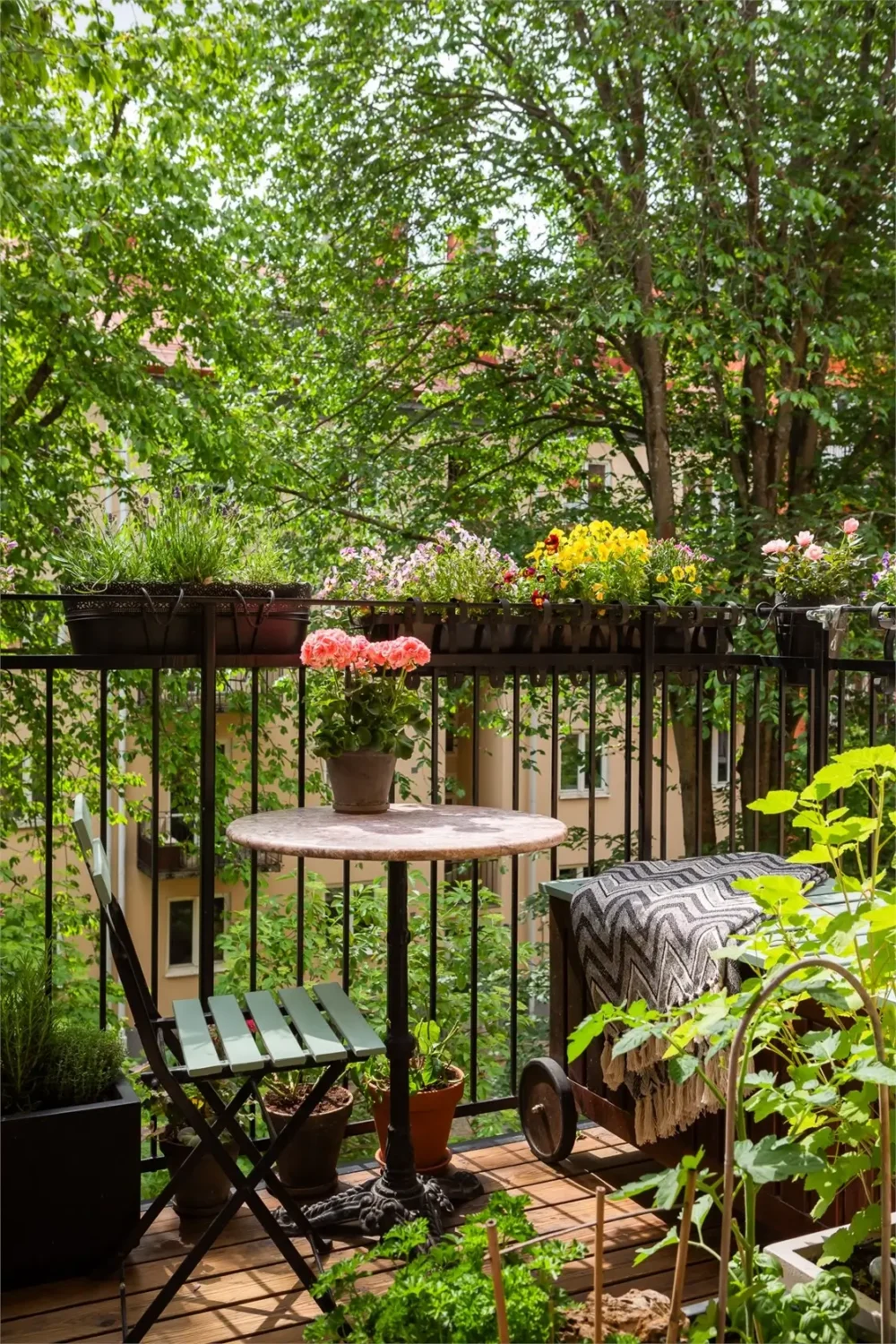 Plants and Antiques in a Spacious Stockholm Apartment 9 plant-filled swedish apartment19