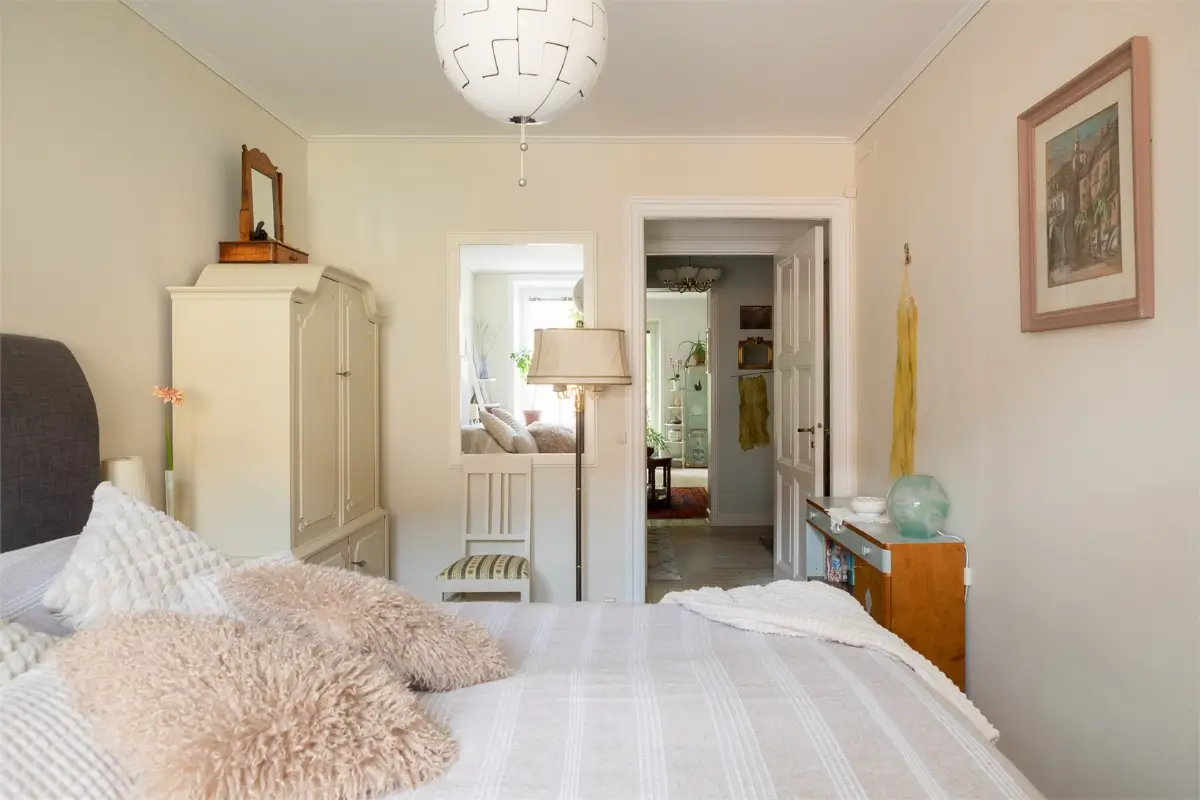 Plants and Antiques in a Spacious Stockholm Apartment 24 plant-filled swedish apartment2