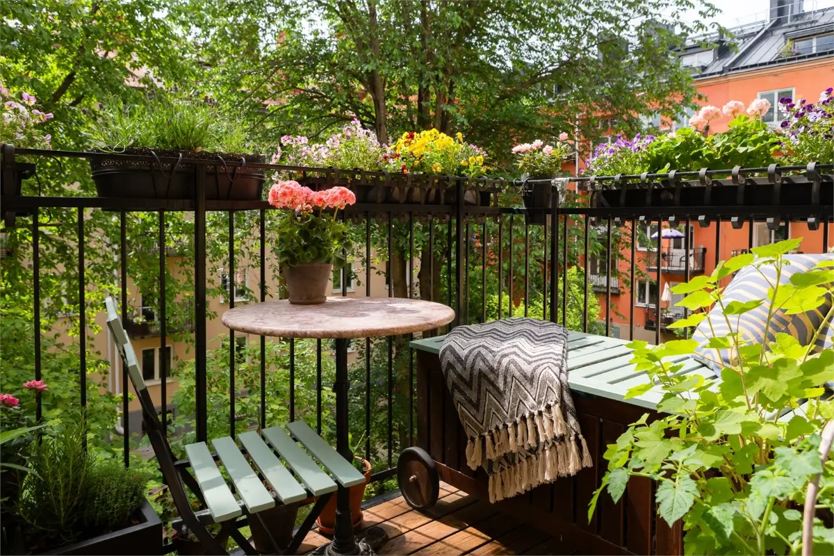 Plants and Antiques in a Spacious Stockholm Apartment 8 plant-filled swedish apartment20