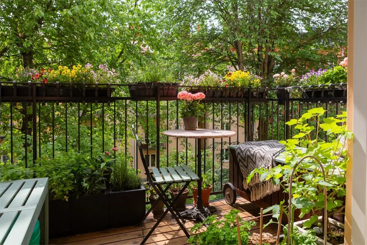Plants and Antiques in a Spacious Stockholm Apartment 7 plant-filled swedish apartment21