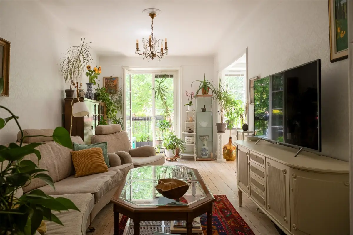 Plants and Antiques in a Spacious Stockholm Apartment 1 plant-filled swedish apartment24