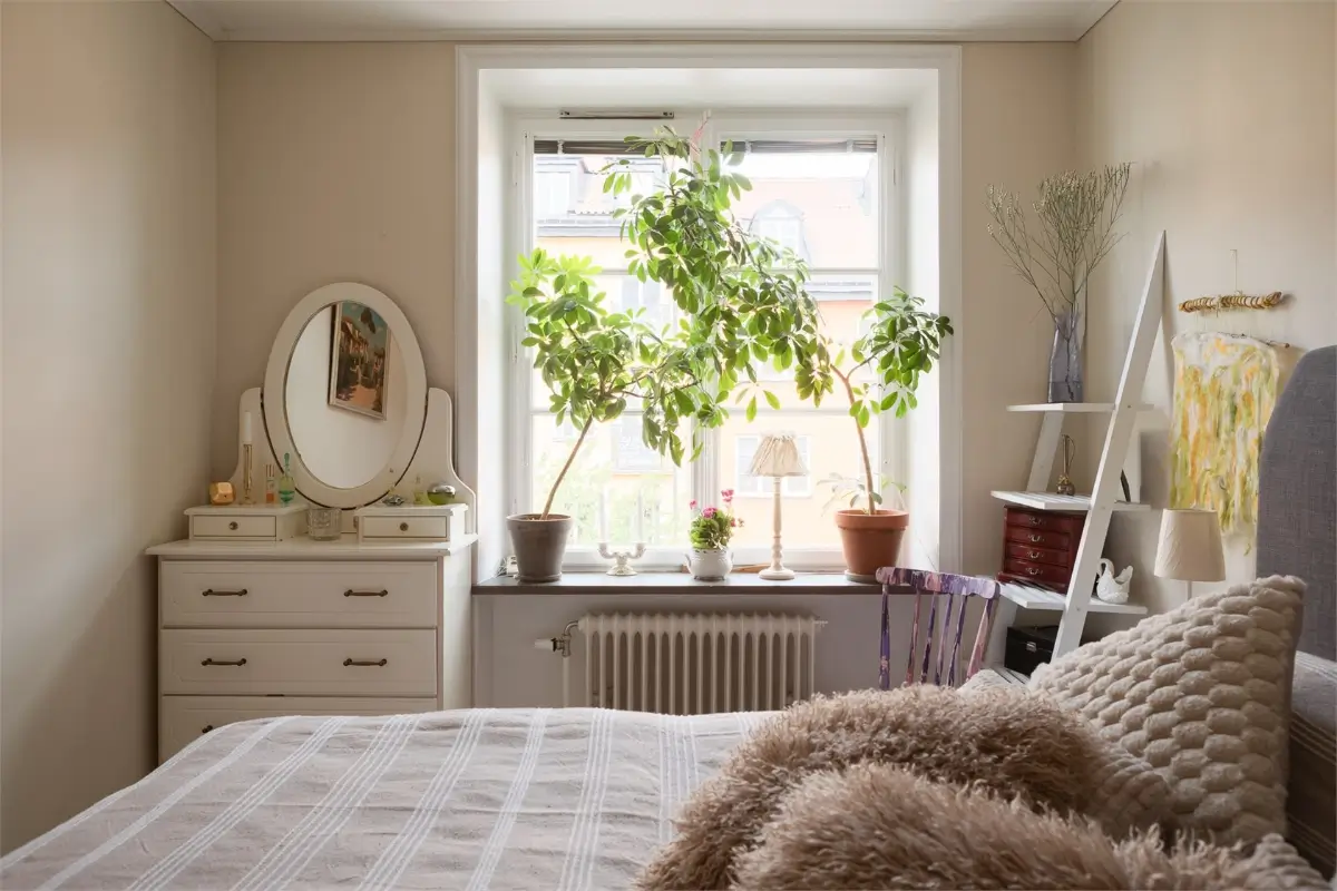 Plants and Antiques in a Spacious Stockholm Apartment 23 plant-filled swedish apartment3
