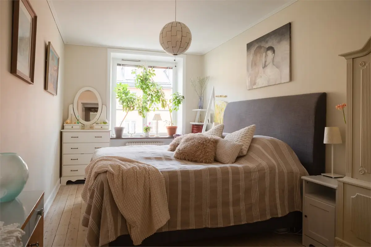 Plants and Antiques in a Spacious Stockholm Apartment 22 plant-filled swedish apartment4