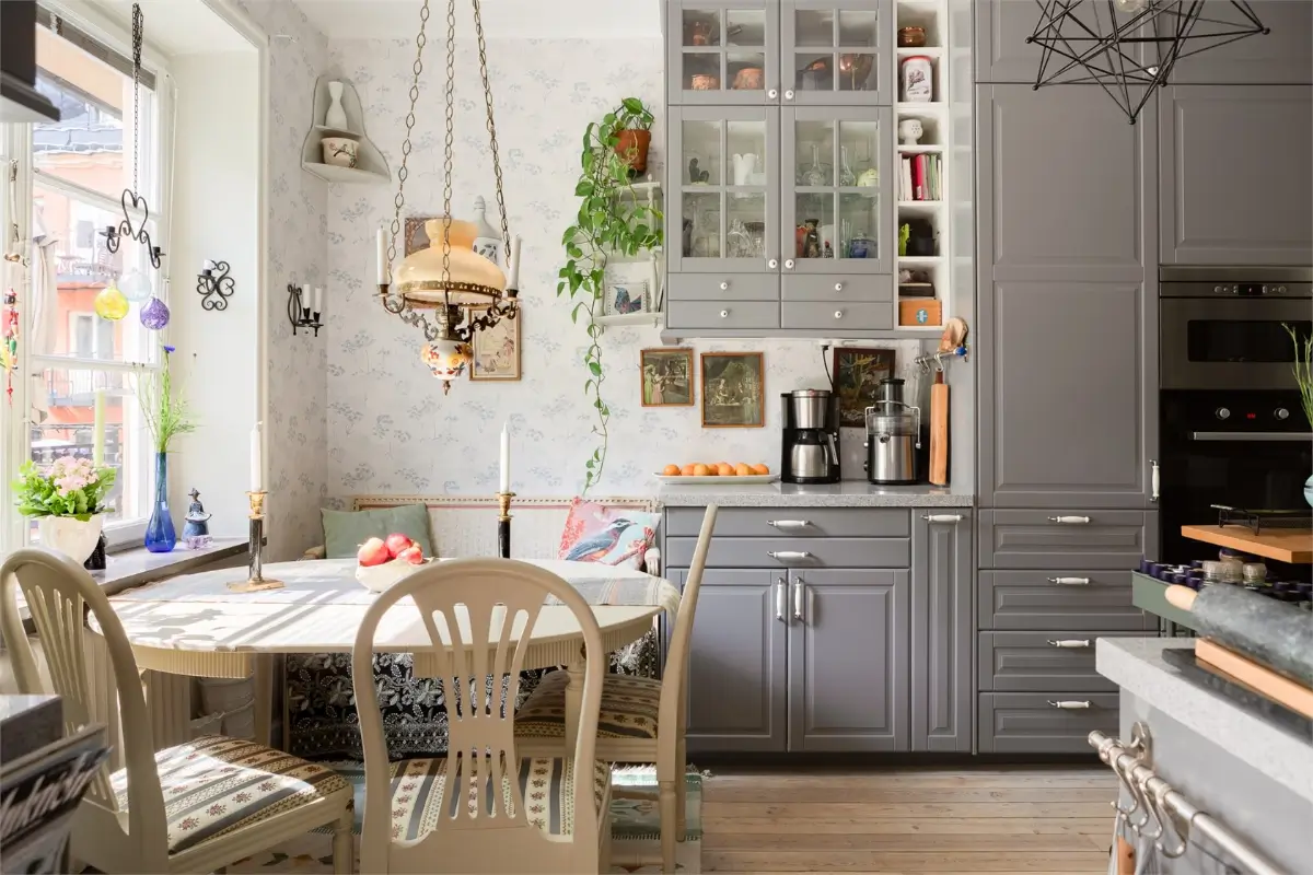 Plants and Antiques in a Spacious Stockholm Apartment 15 plant-filled swedish apartment9