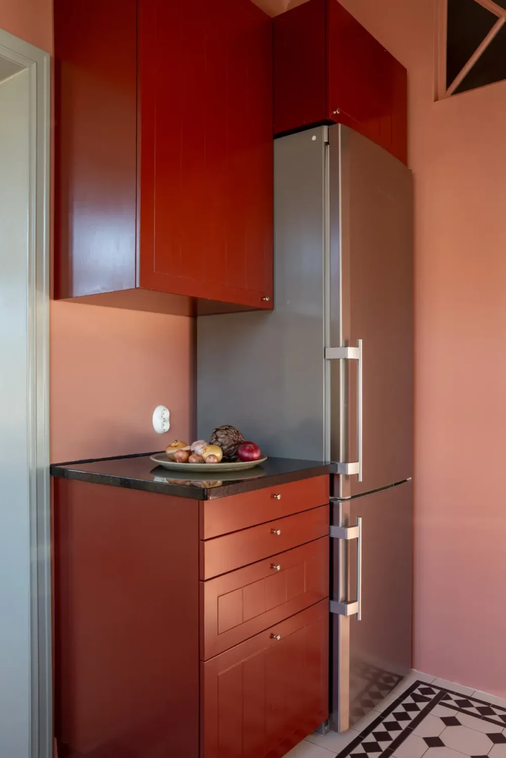 Historic Elegance and a French-Style Kitchen and Bathroom in a Stockholm Apartment 21 red kitchen cabinets pink wall nordroom