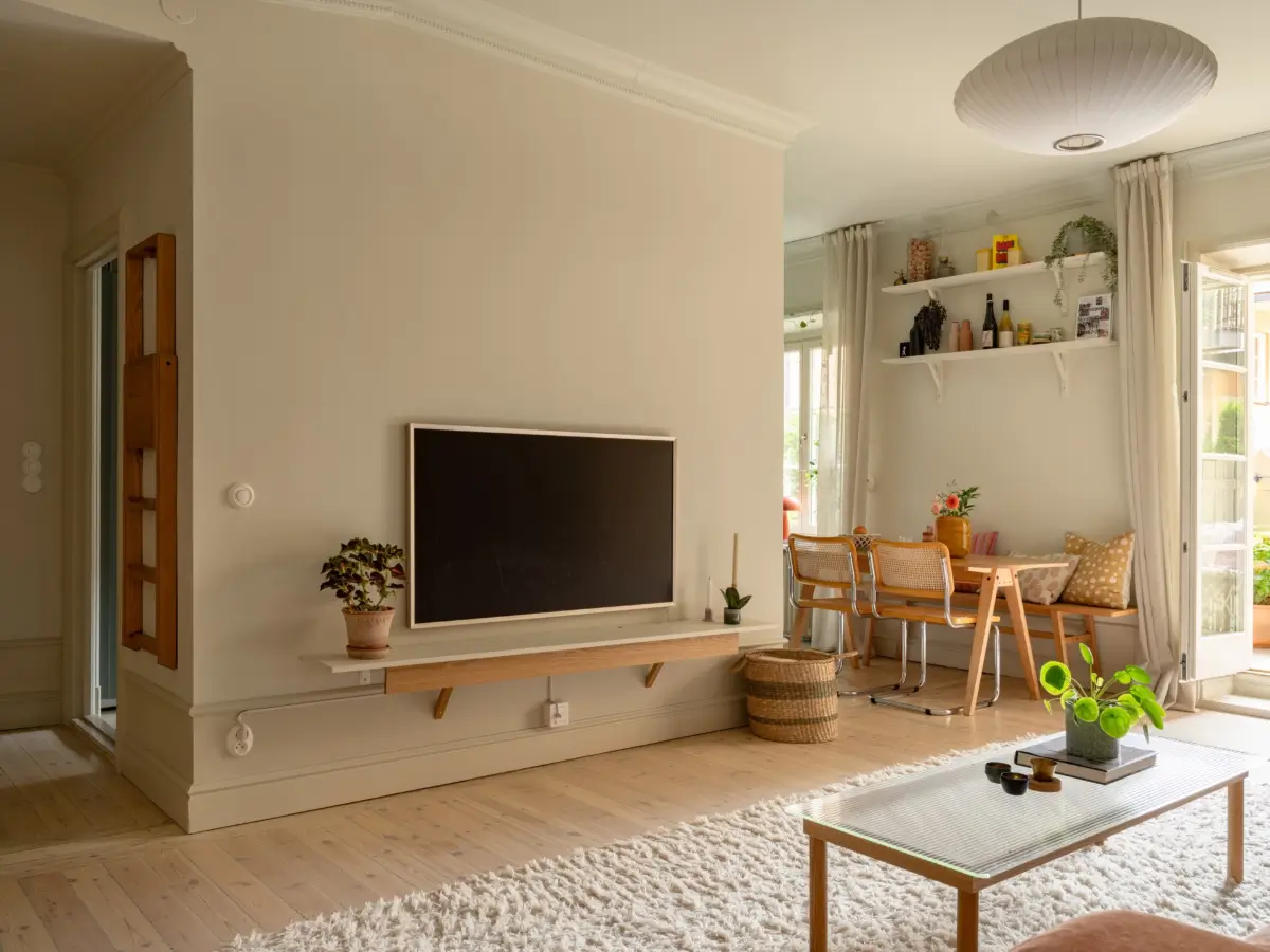 A Light Color Palette and a Charming Private Patio in a Stockholm Apartment 4 scandi living room