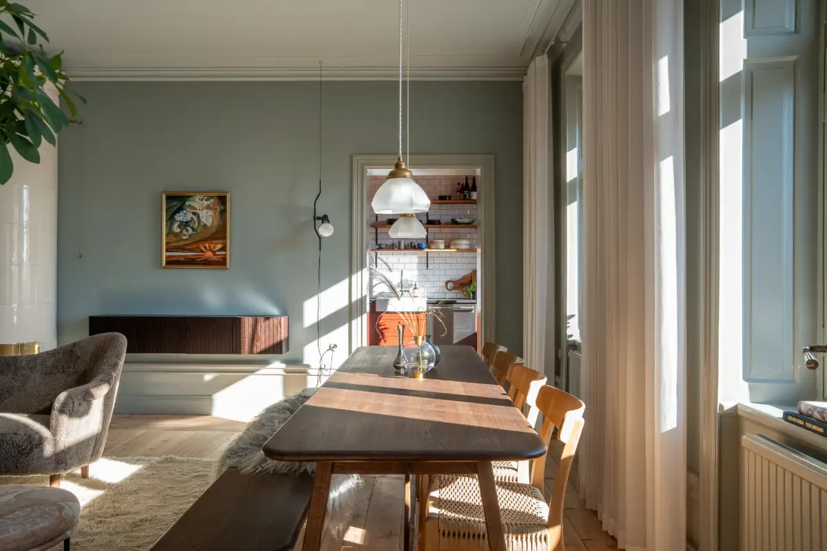 Historic Elegance and a French-Style Kitchen and Bathroom in a Stockholm Apartment 11 scandinavian living room natural light large dining table