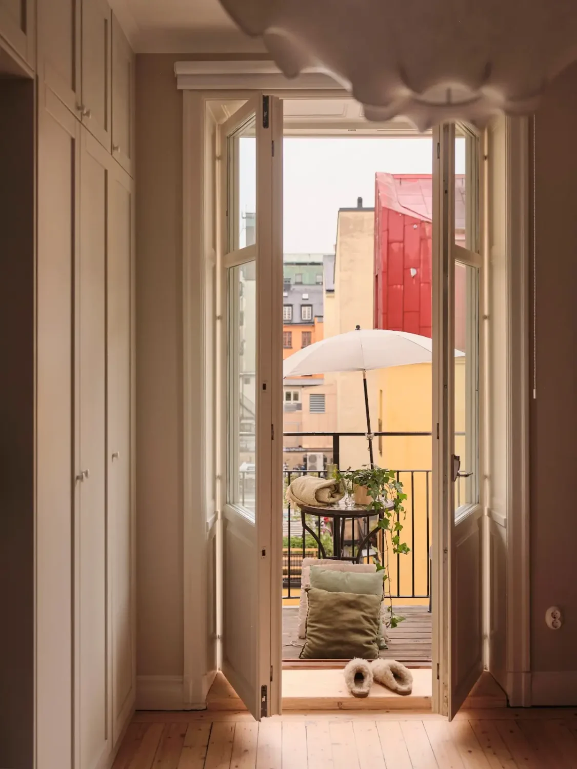 A Serene, Light-Colored Scandinavian Apartment 24 serene-light-scandinavian-apartment-nordroom10