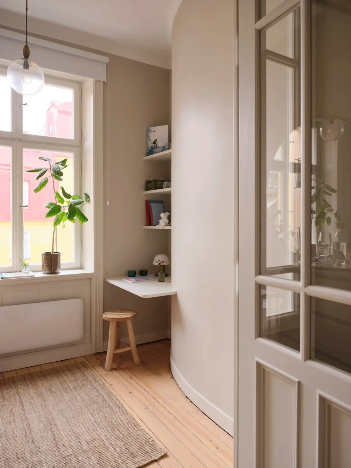 A Serene, Light-Colored Scandinavian Apartment 20 serene-light-scandinavian-apartment-nordroom14
