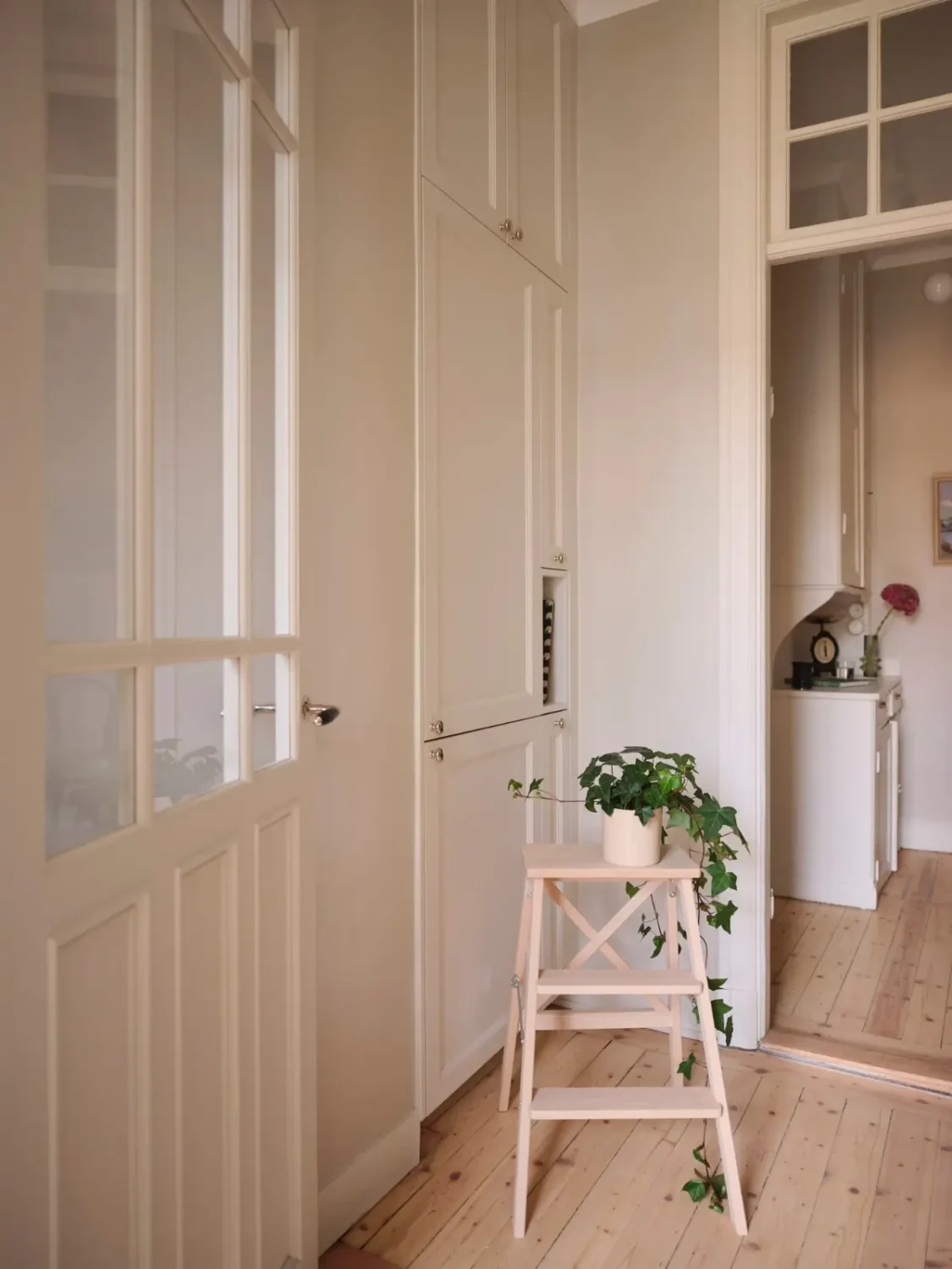 A Serene, Light-Colored Scandinavian Apartment 18 serene-light-scandinavian-apartment-nordroom16