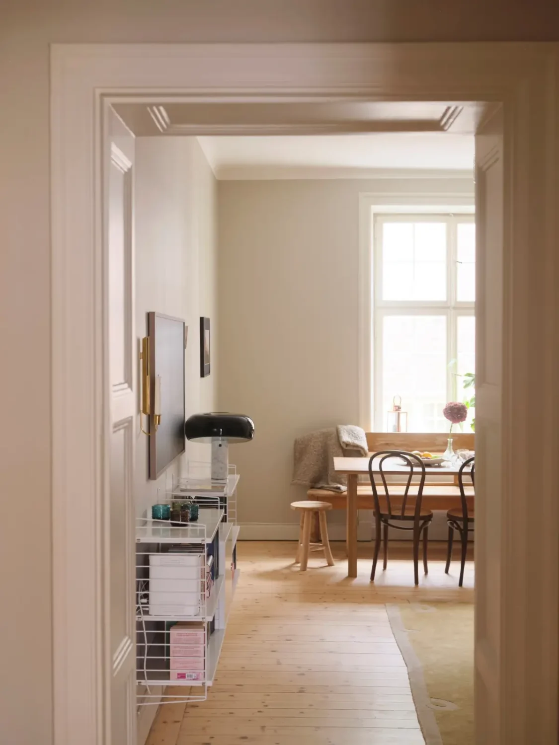 A Serene, Light-Colored Scandinavian Apartment 12 serene-light-scandinavian-apartment-nordroom21