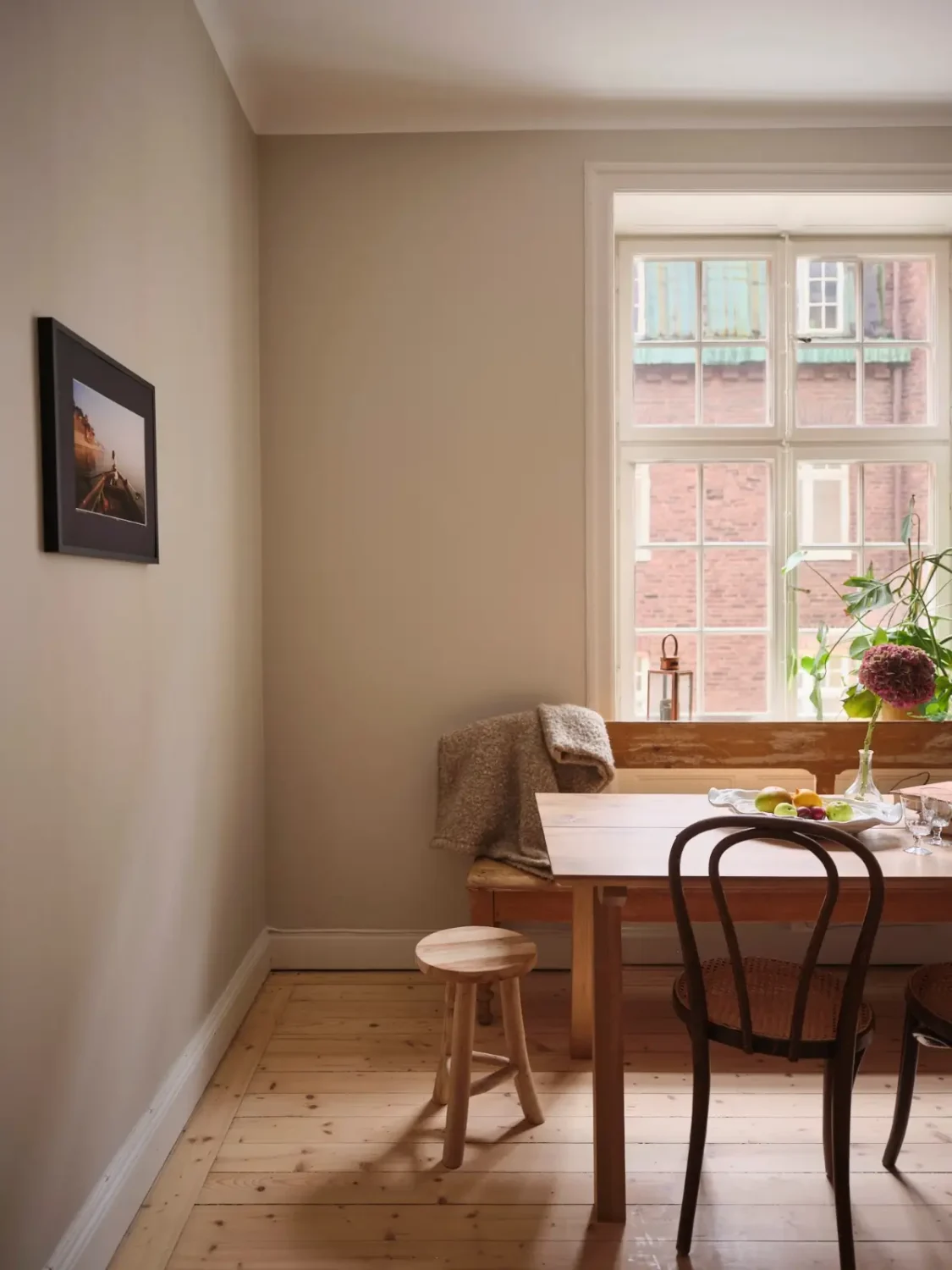 A Serene, Light-Colored Scandinavian Apartment 6 vserene-light-scandinavian-apartment-nordroom24