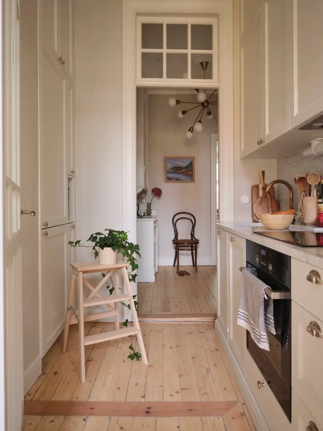 A Serene, Light-Colored Scandinavian Apartment 13 serene-light-scandinavian-apartment-nordroom30