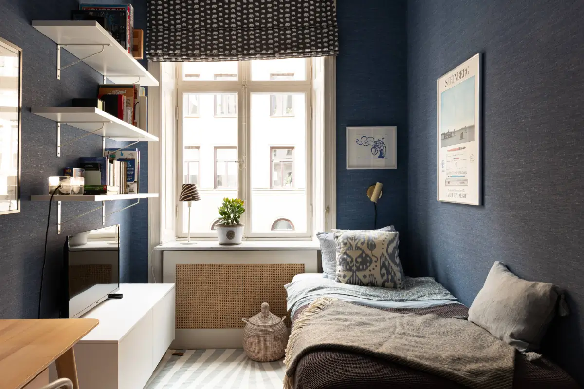 A Luxurious Family Apartment with a Dramatic Black Bathroom 25 c