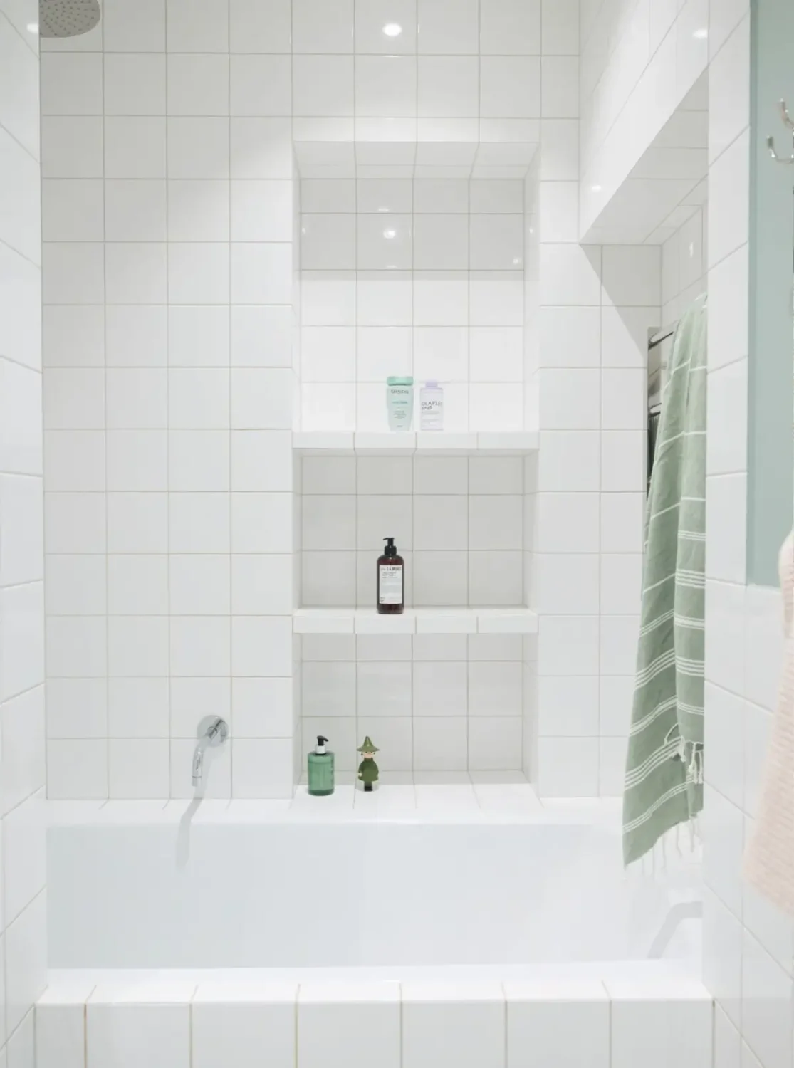 A Scandi Apartment with Bright Color Pops and a Beautiful Courtyard Terrace 28 soder12