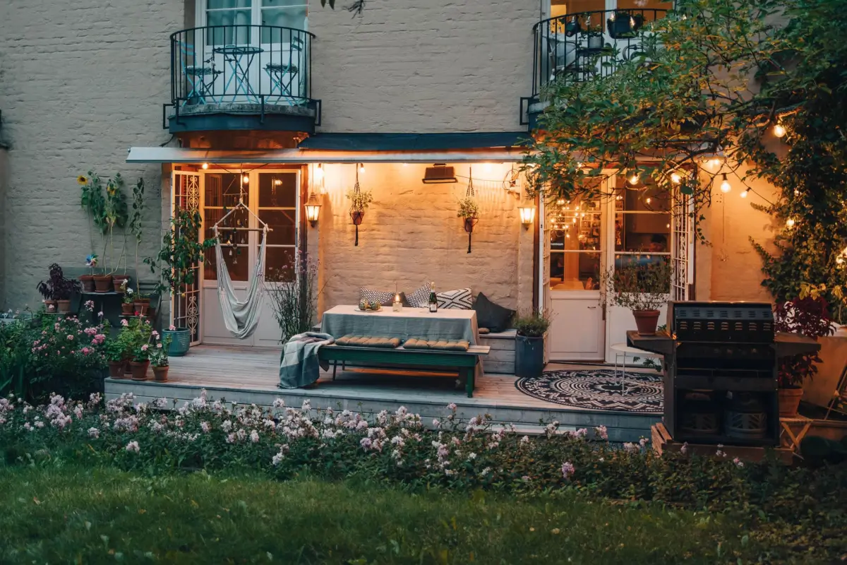 A Scandi Apartment with Bright Color Pops and a Beautiful Courtyard Terrace 16 soder2