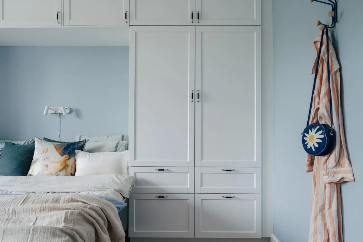 A Scandi Apartment with Bright Color Pops and a Beautiful Courtyard Terrace 22 soder20