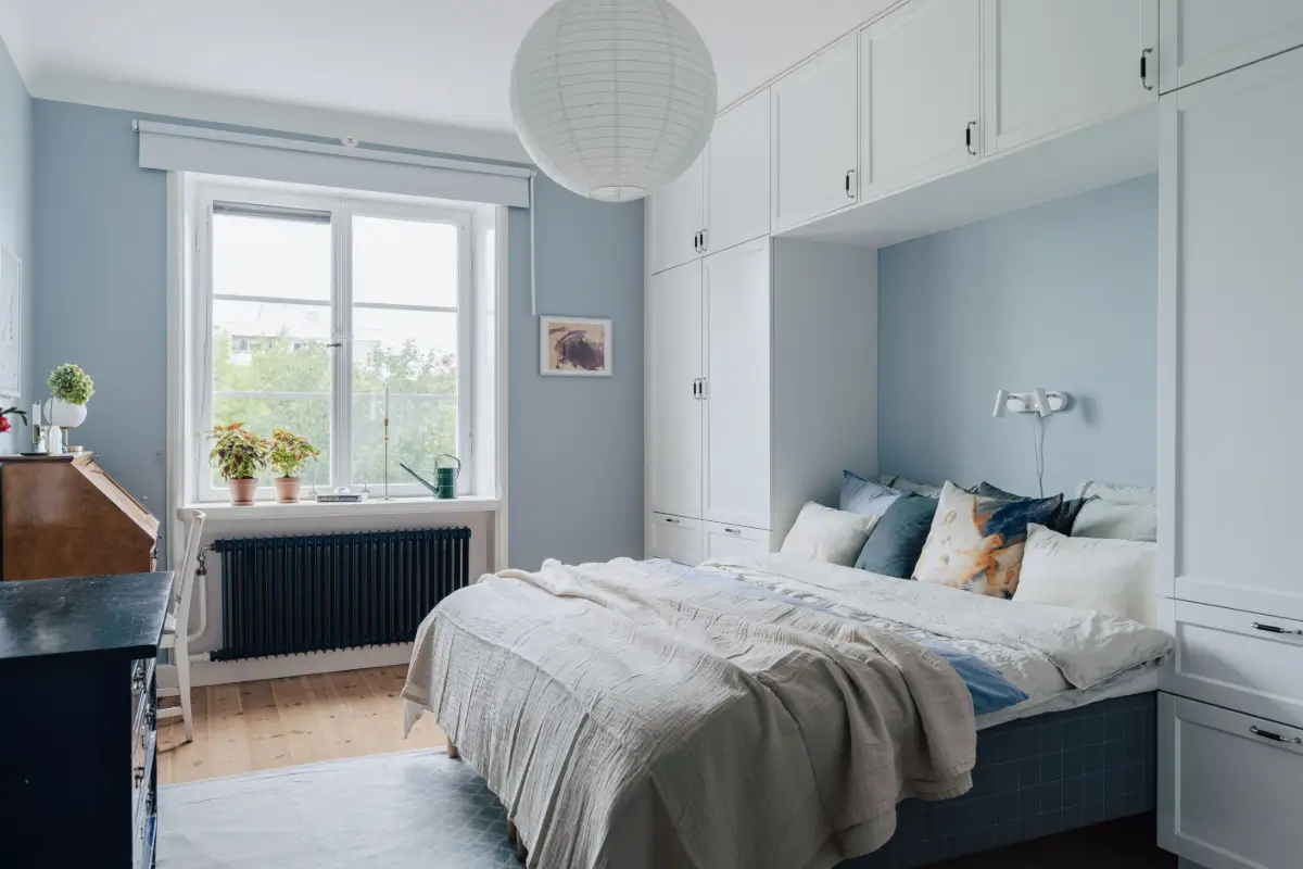 A Scandi Apartment with Bright Color Pops and a Beautiful Courtyard Terrace 19 soder21