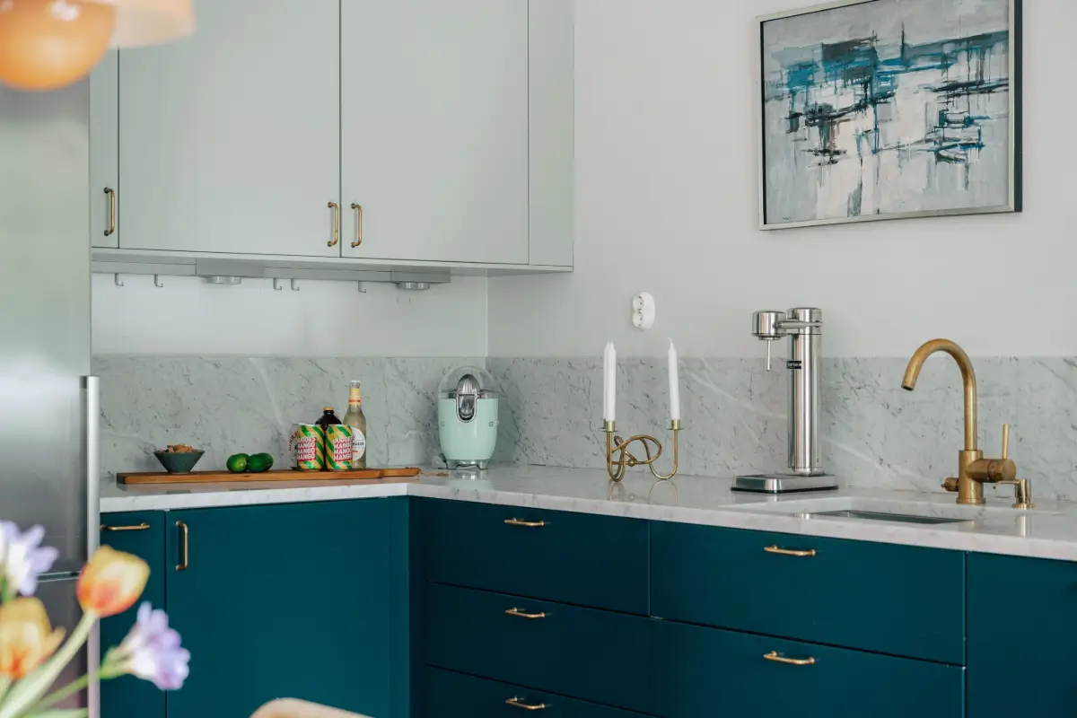 A Scandi Apartment with Bright Color Pops and a Beautiful Courtyard Terrace 5 soder27